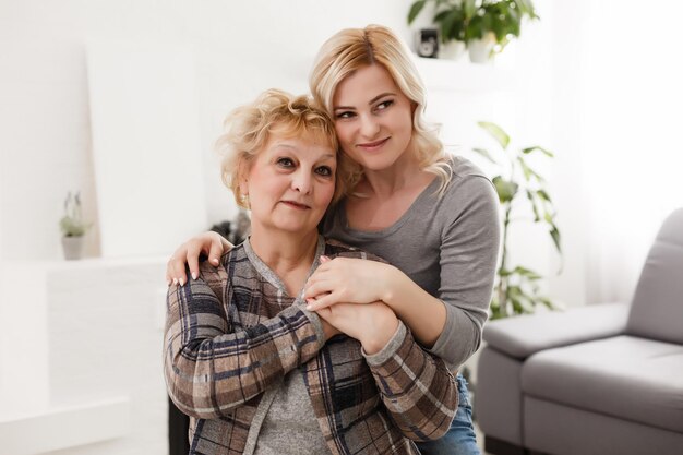 mujer bonita y madre mayor en casa