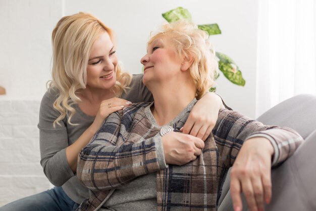 mujer bonita y madre mayor en casa