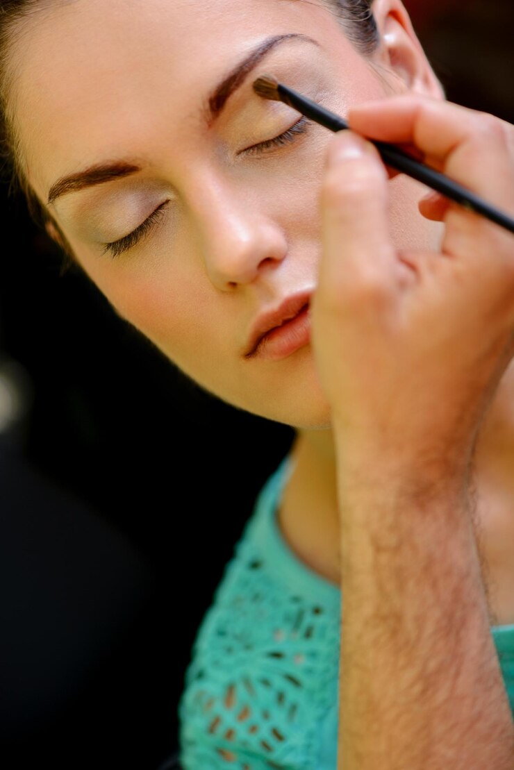 Foto una mujer bonita con maquillaje aplicado por un maquillador. de cerca.