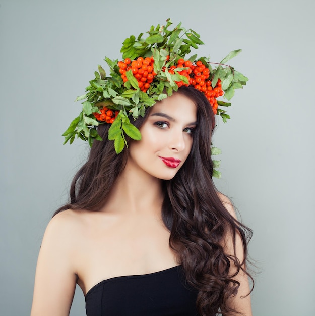 Mujer bonita con maquillaje de cabello rizado saludable y retrato de corona de serbal