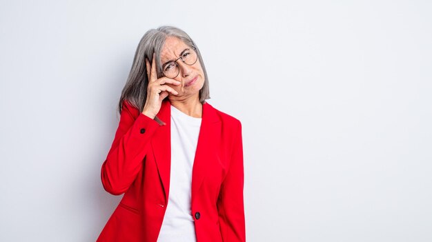 Mujer bonita mayor que se siente aburrida, frustrada y con sueño después de un cansancio. concepto de mujer de negocios