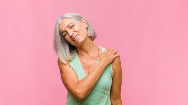 Mujer bonita de mediana edad con un cabello hermoso aislado