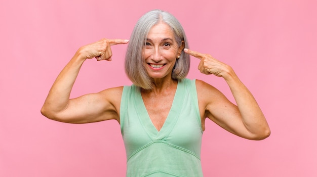 Mujer bonita de mediana edad con un cabello hermoso aislado