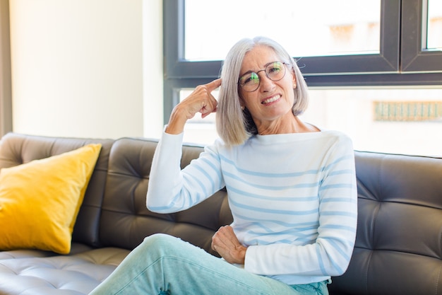 Mujer bonita de mediana edad con un cabello hermoso