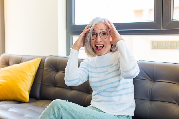 Mujer bonita de mediana edad con un cabello hermoso