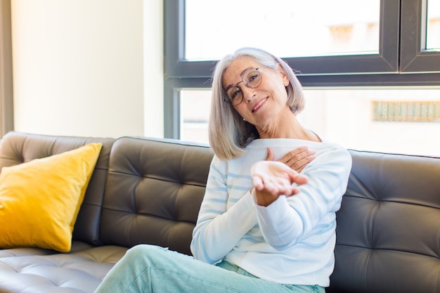 Mujer bonita de mediana edad con un cabello hermoso