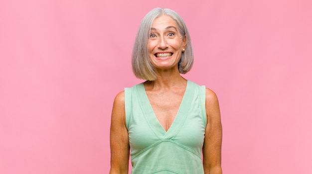 Foto mujer bonita de mediana edad celebrando un éxito increíble