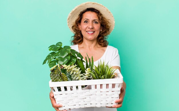 Mujer bonita de mediana edad con concepto de jardinería de plantas