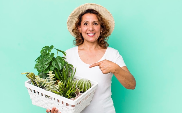 Mujer bonita de mediana edad con concepto de jardinería de plantas