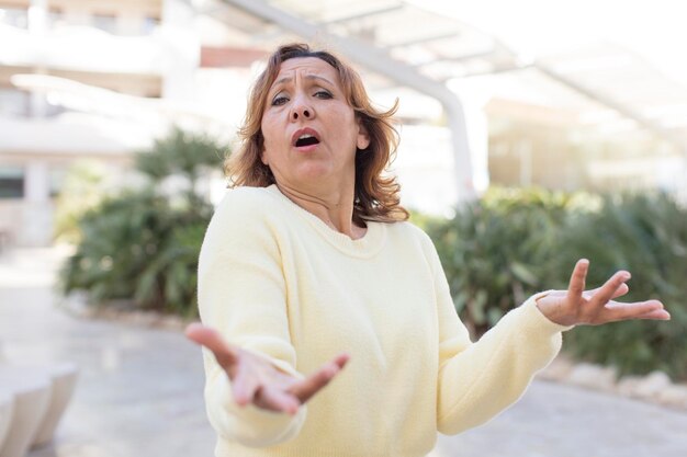 Mujer bonita de mediana edad expresando un concepto.