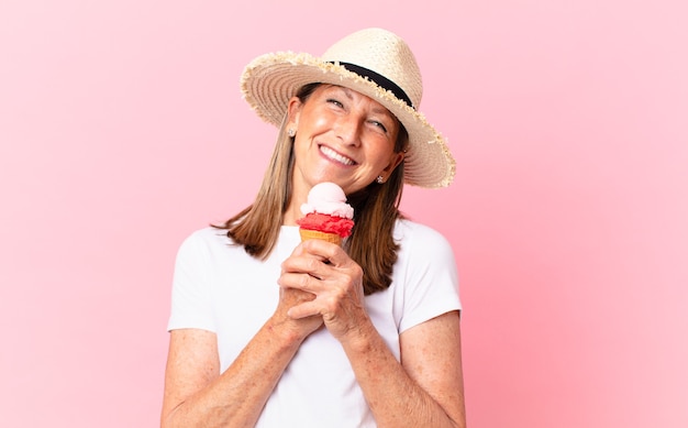 Mujer bonita de mediana edad con un helado. concepto de verano