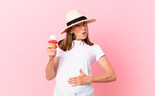Foto mujer bonita de mediana edad con un helado. concepto de verano