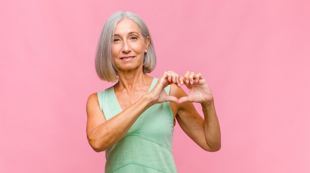 Mujer bonita de mediana edad mirando feliz