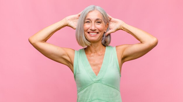 Mujer bonita de mediana edad mirando feliz