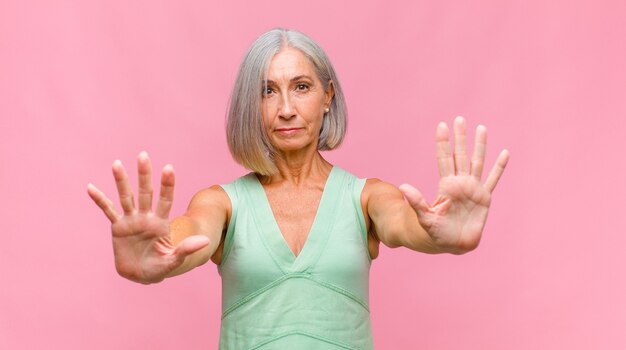 Mujer bonita de mediana edad mirando seria