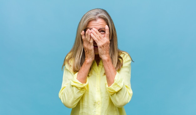 Mujer bonita de mediana edad con pelo largo aislado