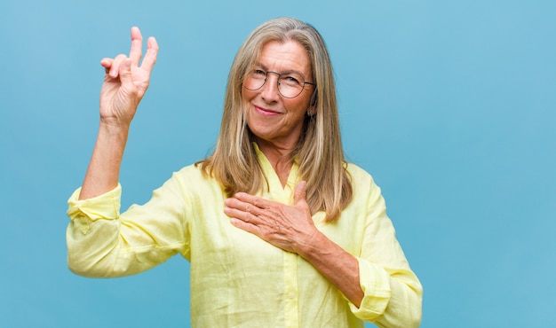 Mujer bonita de mediana edad pensando, sintiéndose dudosa y confundida, con diferentes opciones, preguntándose qué decisión tomar