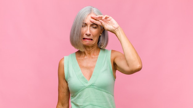 Mujer bonita de mediana edad que se siente estresada, ansiosa, cansada y frustrada