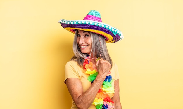 Mujer bonita de mediana edad que se siente feliz y enfrenta un desafío o celebra. concepto de fiesta mexicana