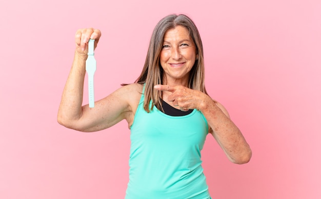 Mujer bonita de mediana edad con un reloj