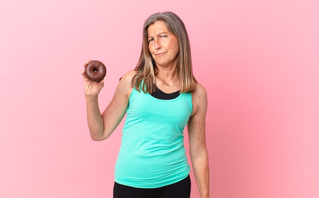 Mujer bonita de mediana edad con una rosquilla