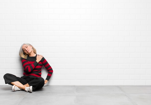 mujer bonita de mediana edad sentirse cansado