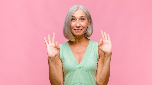 Mujer bonita de mediana edad sentirse feliz haciendo gesto bien