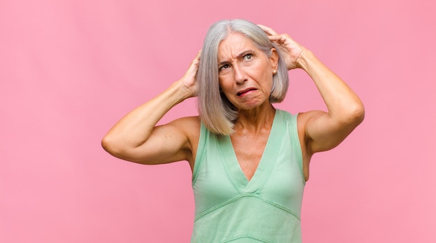 Mujer bonita de mediana edad sintiéndose conmocionada