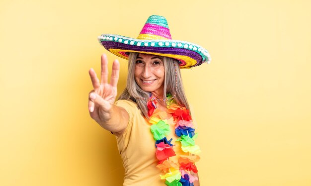 Mujer bonita de mediana edad sonriendo y mirando amigable, mostrando el número tres. concepto de fiesta mexicana