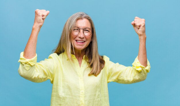 Mujer bonita de mediana edad sonriendo