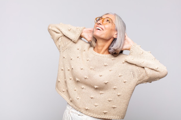 mujer bonita de mediana edad