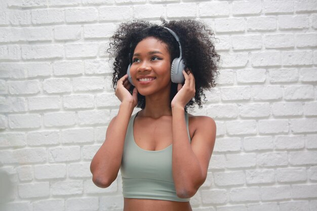 Mujer bonita de moda con auriculares escuchando música