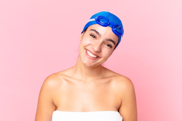 Mujer bonita nadadora hispana riendo a carcajadas de una broma hilarante con gafas
