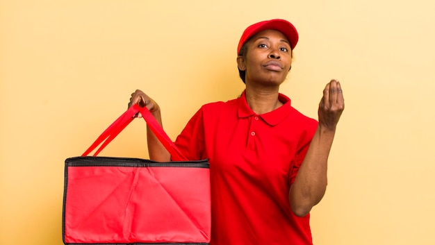 Mujer bonita negra haciendo capice o gesto de dinero diciéndote que pagues