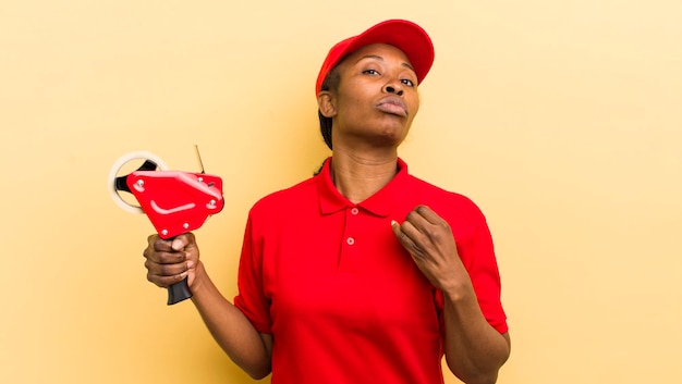 Mujer bonita negra que parece arrogante exitosa positiva y orgullosa