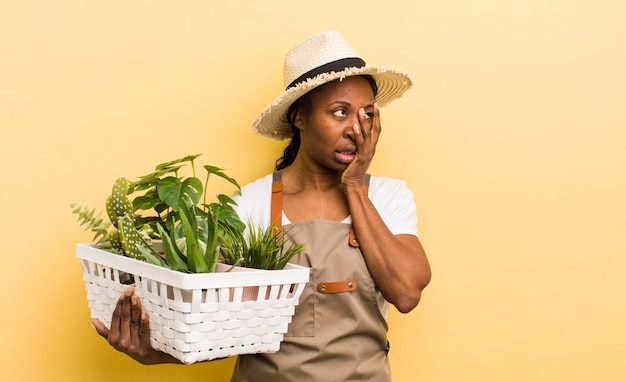 Mujer bonita negra que se siente aburrida, frustrada y con sueño después de un aburrimiento