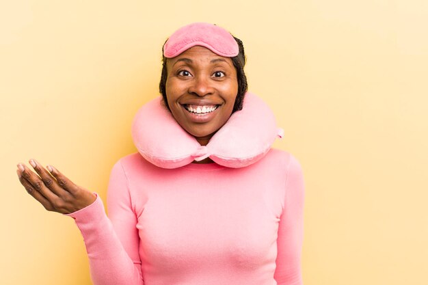 Mujer bonita negra que se siente feliz sorprendida al darse cuenta de una solución o idea