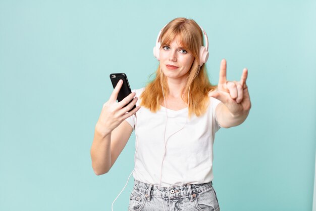 Mujer bonita pelirroja con auriculares