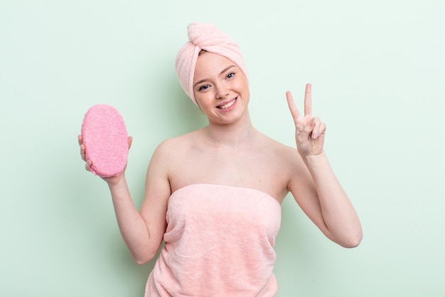 Mujer bonita pelirroja con un concepto de ducha