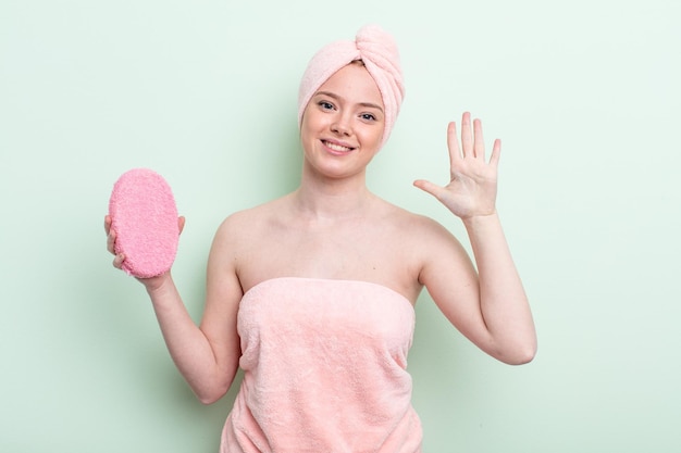 Mujer bonita pelirroja con un concepto de ducha