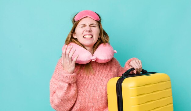 Foto mujer bonita pelirroja que parece desesperada frustrada y estresada concepto de pasajero de vuelo