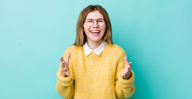 Mujer bonita pelirroja que se siente feliz, asombrada, afortunada y sorprendida como diciendo omg en serio Increíble