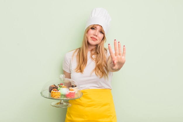 Mujer bonita pelirroja sonriendo y luciendo amable mostrando el concepto de pasteles caseros número cuatro