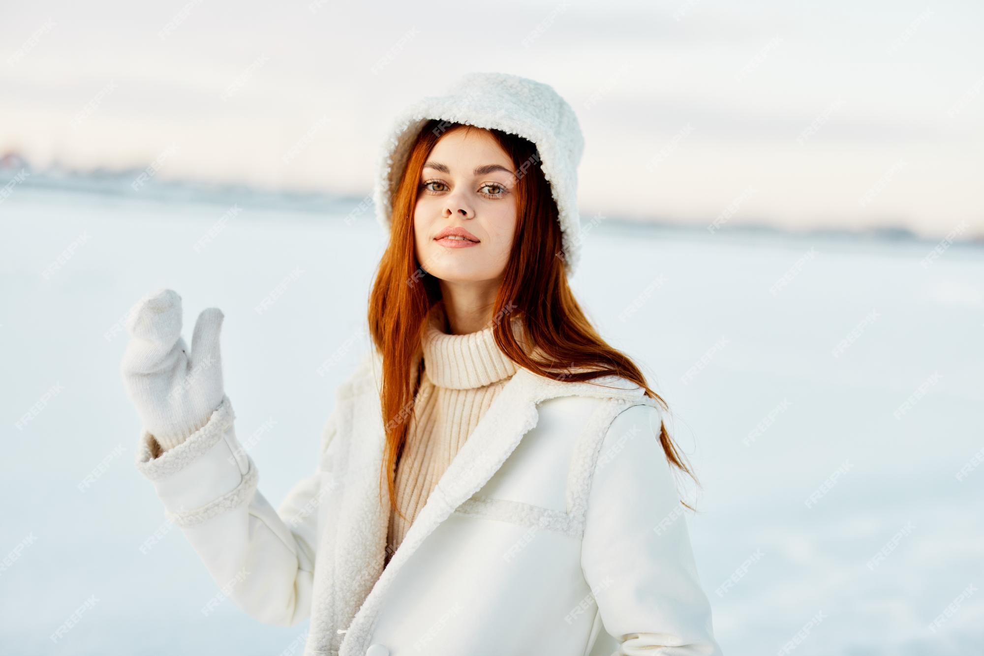 Mujer bonita pelo campo de nieve ropa de invierno estilo vida Foto