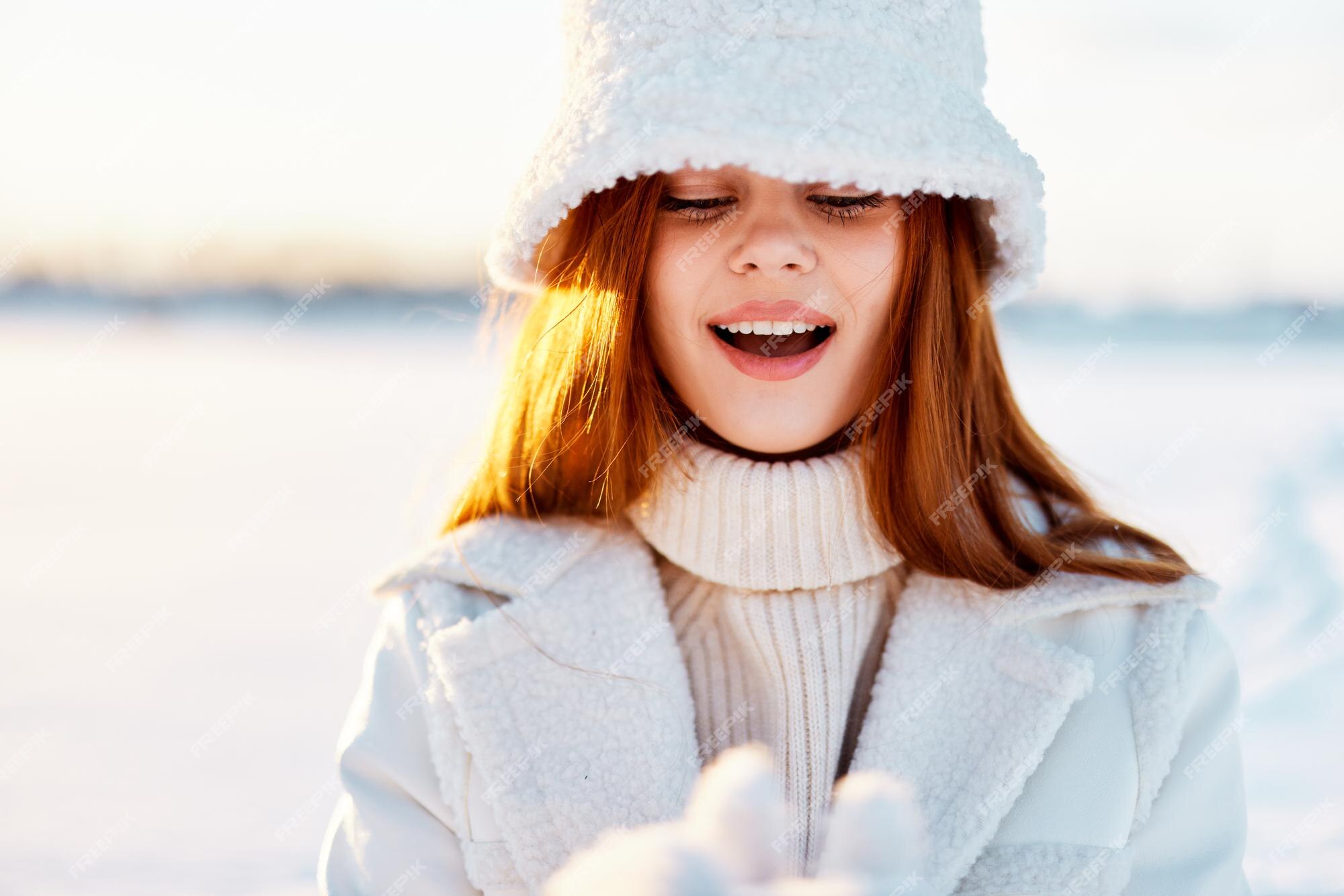 Mujer pelo rojo de nieve ropa de invierno soleado día de invierno aire fresco | Foto Premium