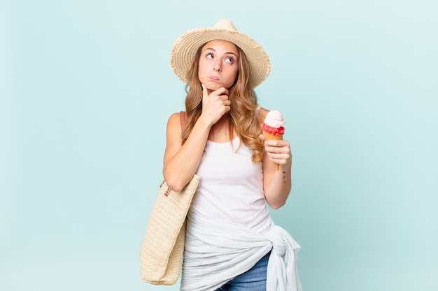 Mujer bonita pensando, sintiéndose dudoso y confundido. concepto de verano