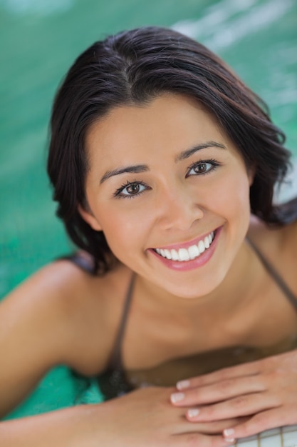 Mujer bonita en la piscina