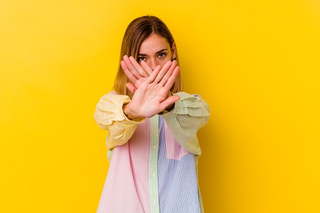 Una mujer bonita posando sobre fondo amarillo