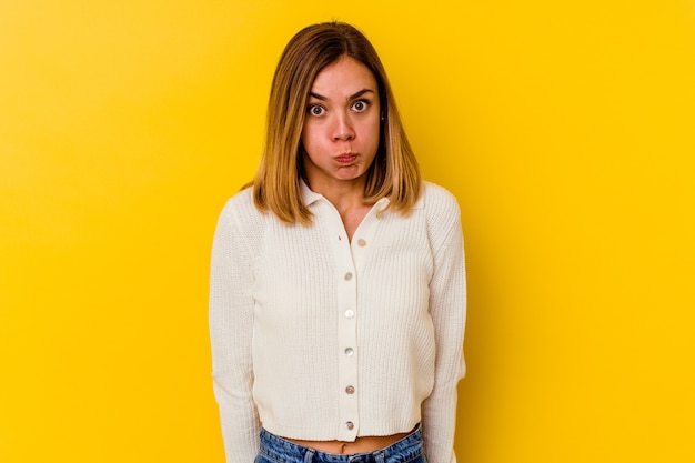 Una mujer bonita posando sobre fondo amarillo