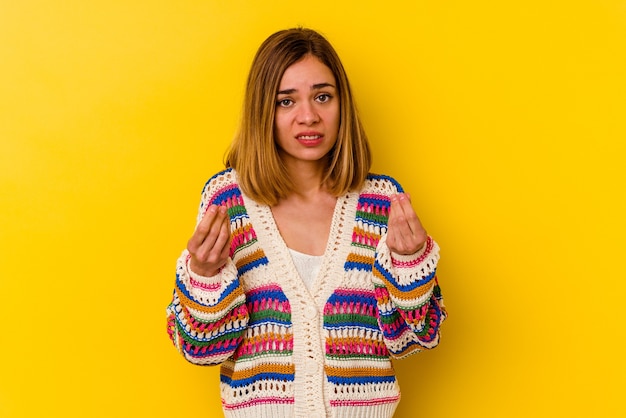 Una mujer bonita posando sobre fondo amarillo